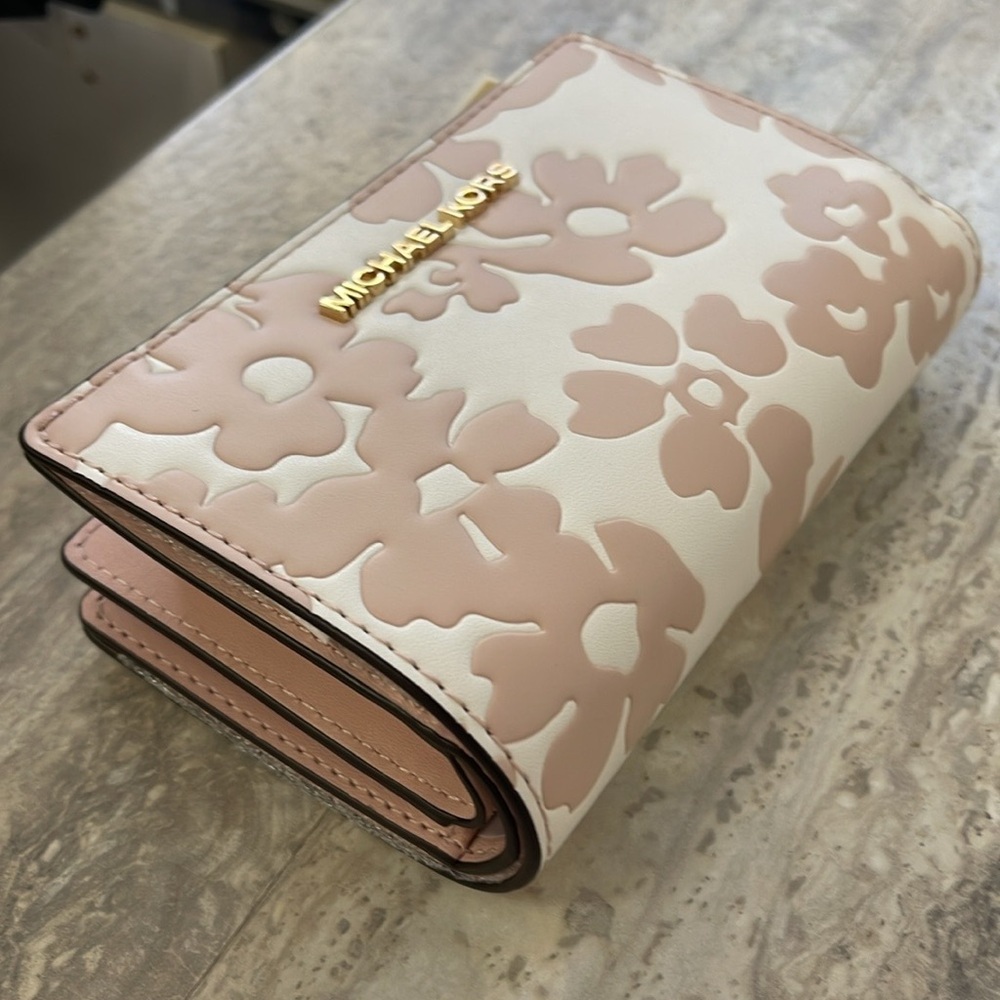 Michael Kors Jet Set Medium Floral Print Bi-Fold Wallet
POWDER BLUSH
NWT - Picture 9 of 16
